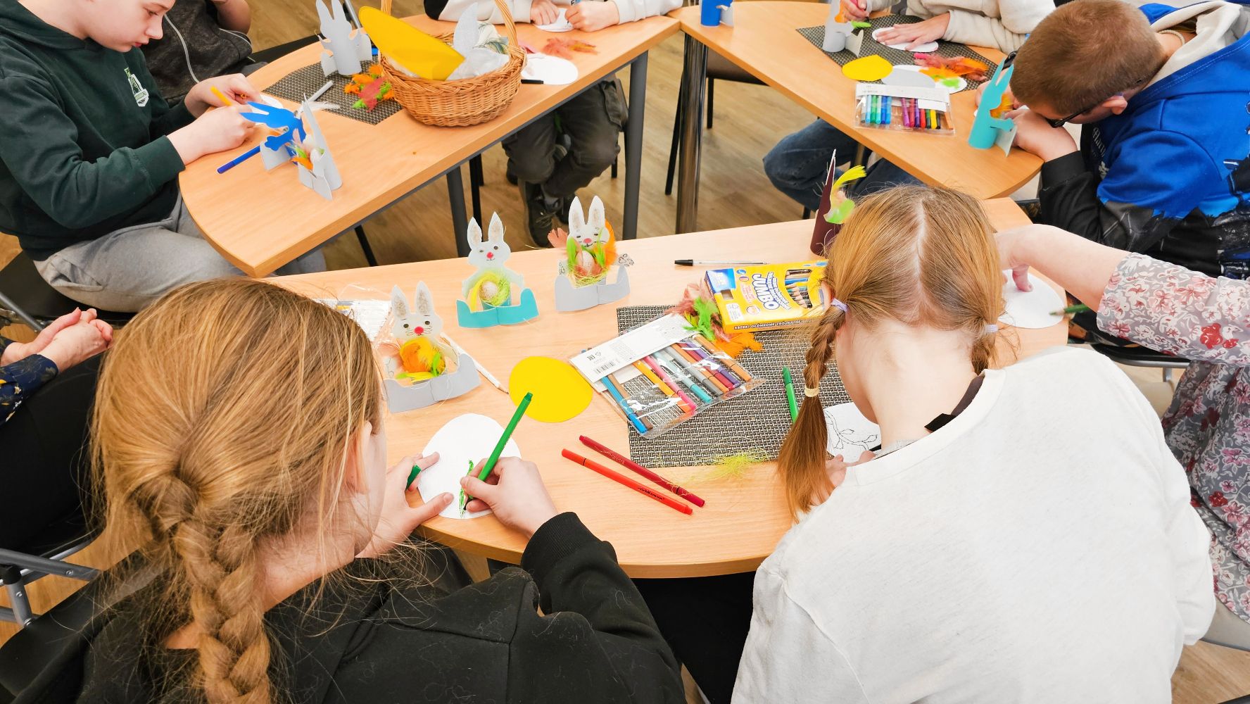 Bērni aktīvi darbojas