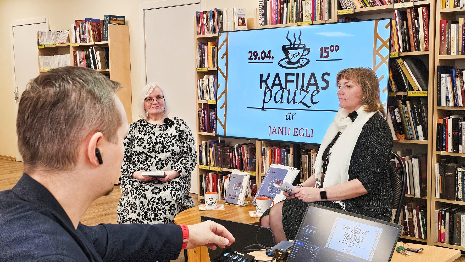 (No kreisās) Jana Egle un Gunta Bite