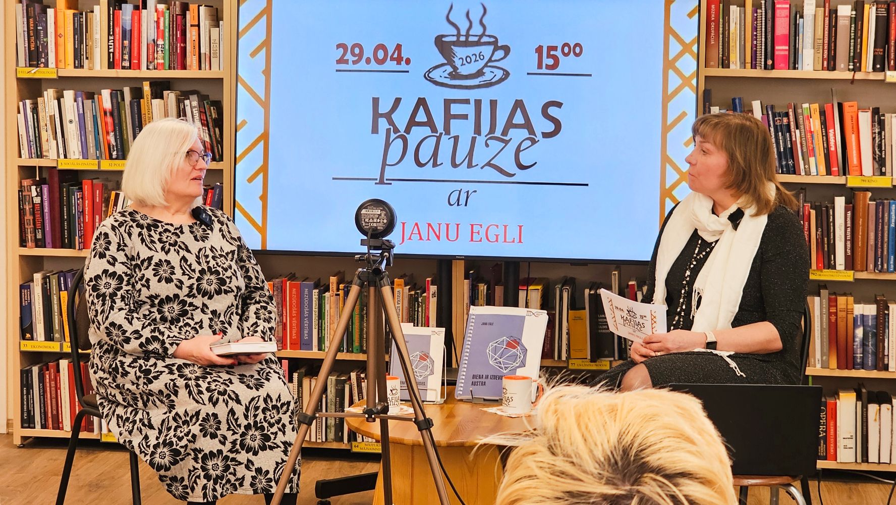 (No kreisās) Jana Egle un Gunta Bite