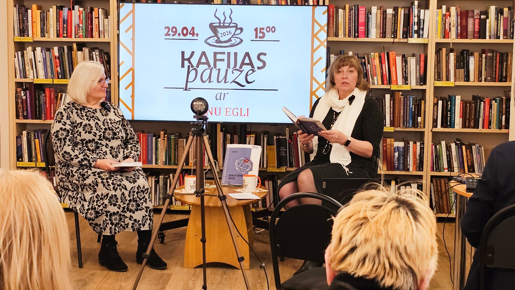 (No kreisās) Jana Egle un Gunta Bite