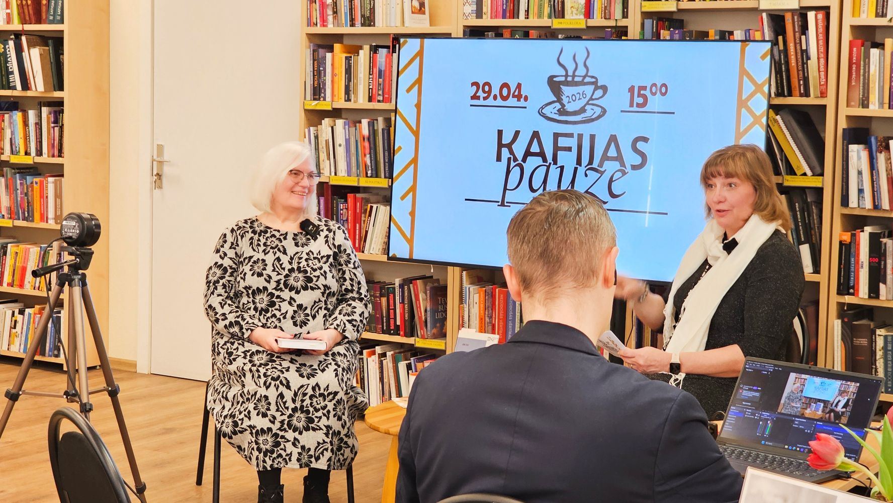 (No kreisās) Jana Egle un Gunta Bite