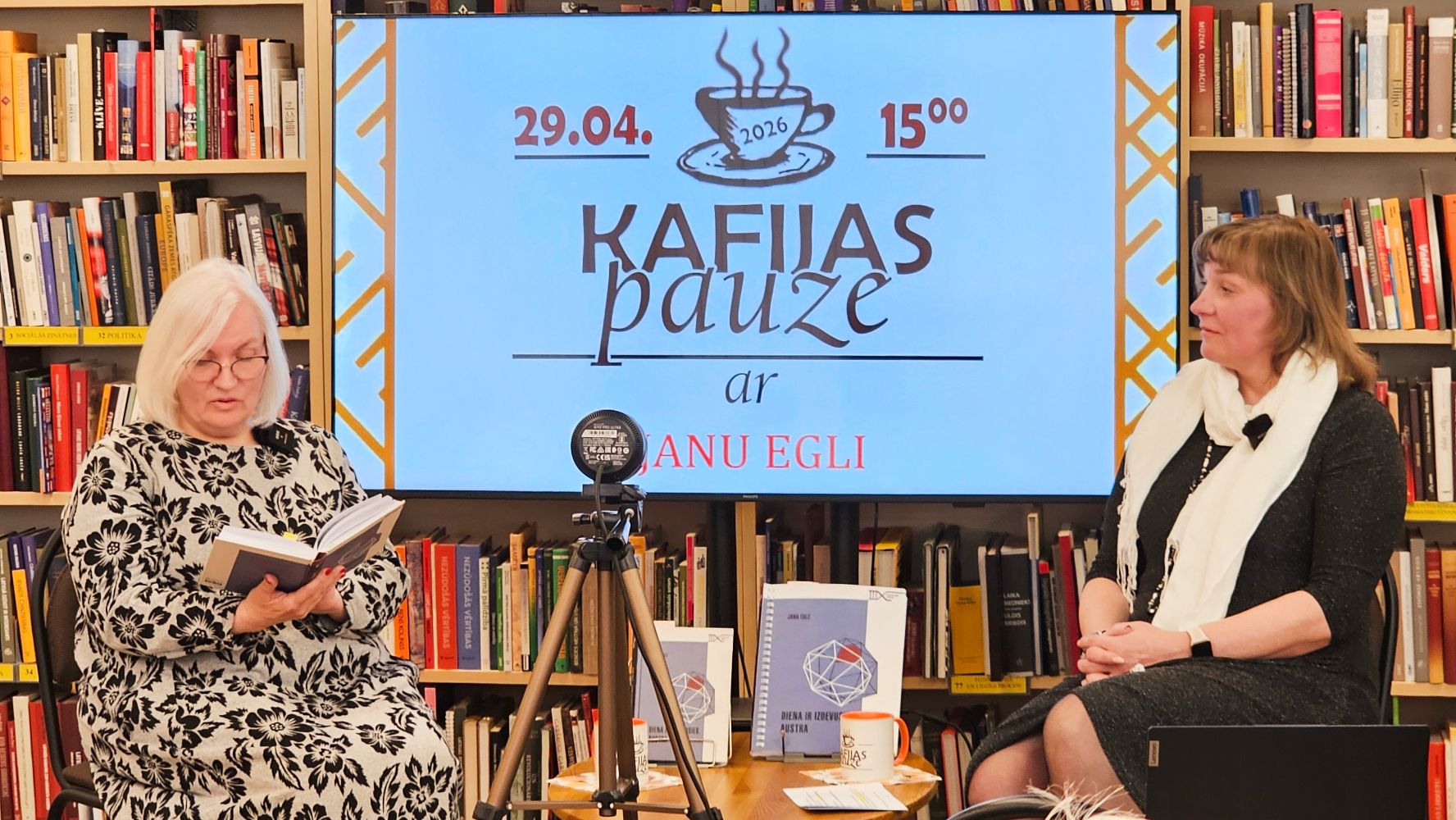 (No kreisās) Jana Egle un Gunta Bite