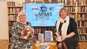(No kreisās) Jana Egle un Gunta Bite