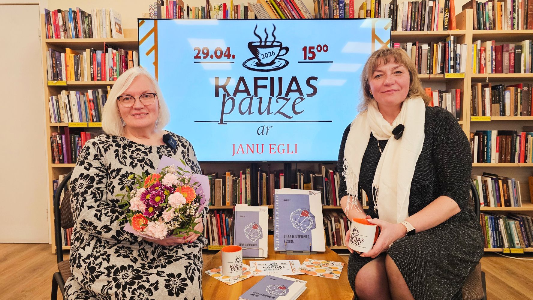 (No kreisās) Jana Egle un Gunta Bite