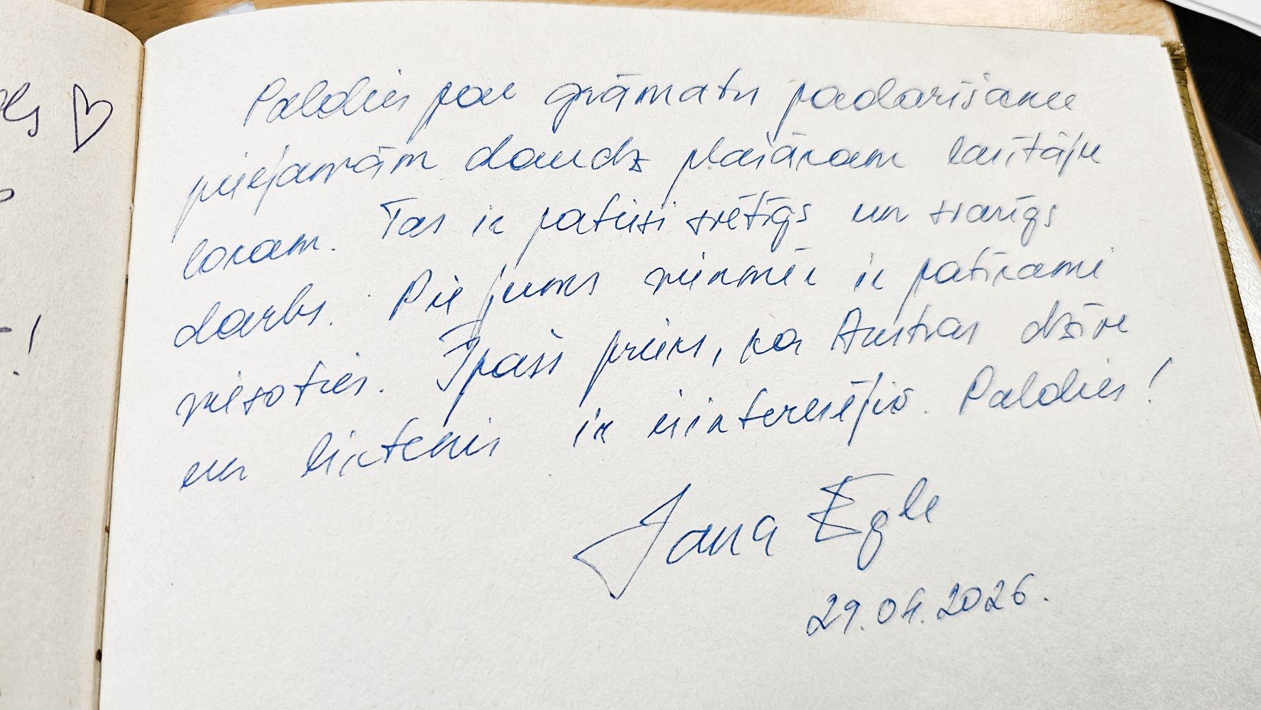 Ieraksts bibliotēkas viesu grāmatā: "Paldies par grāmatas padarīšanu pieejamu daudz plašākam lasītāju lokam. Tas ir patiesi svētīgs un svarīgs darbs. Pie jums vienmēr ir patīkami viesoties. Īpašs prieks, ka Austras dzīve un liktenis ir ieinteresējis. Paldies! Jana Egle 29.04.2026."