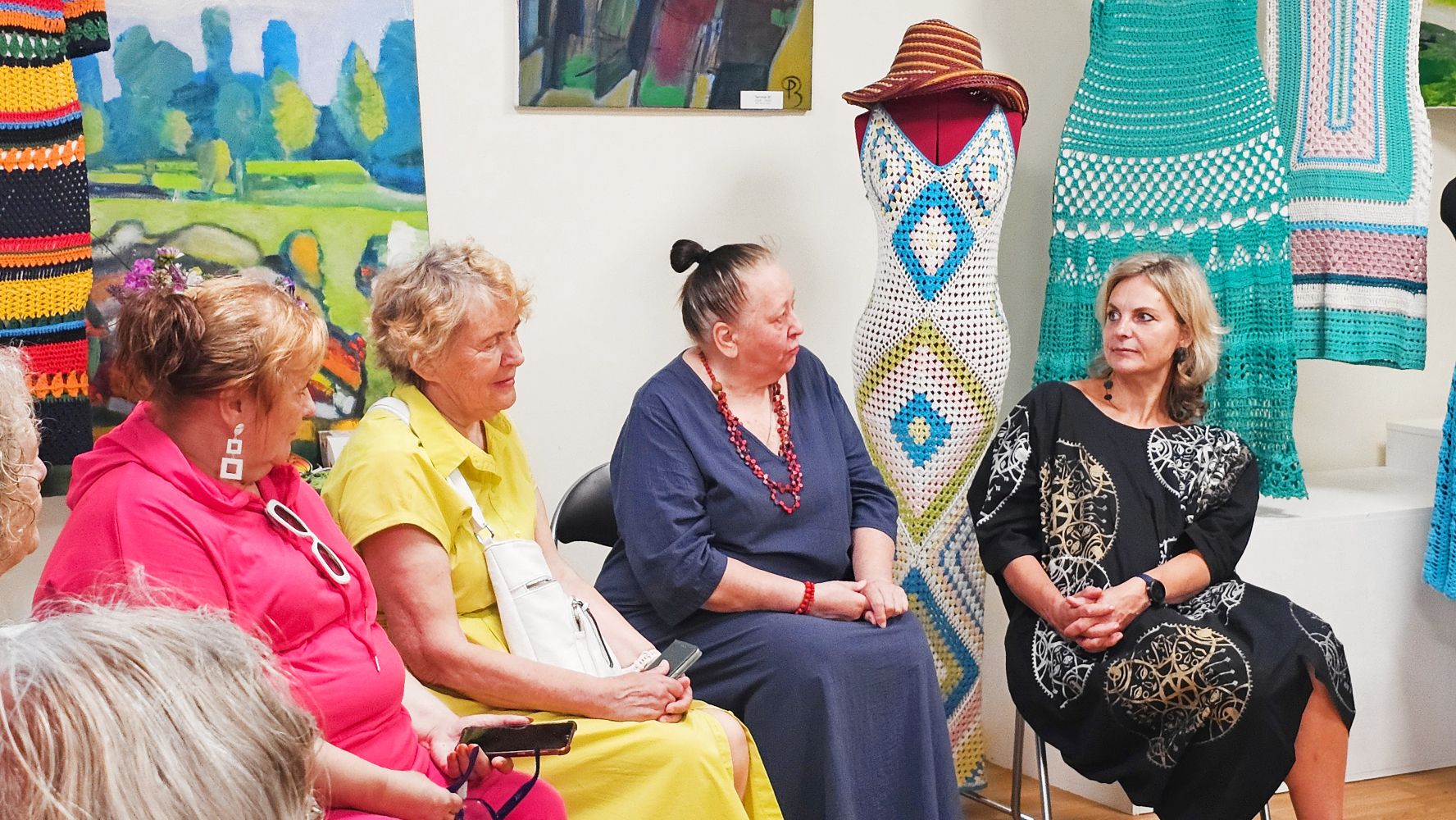 Iepazīšanās ar māksliniecēm